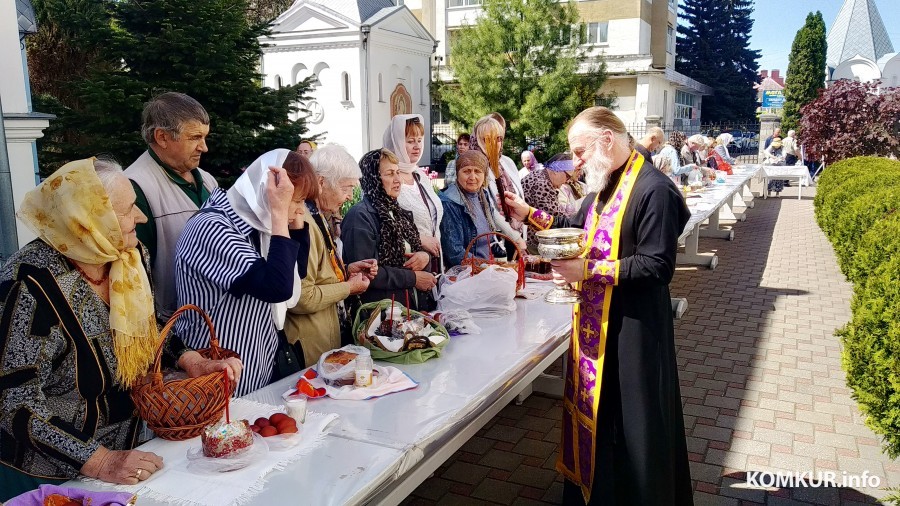 В православных приходах Бобруйска освящают пасхальные блюда. Наш репортаж из Свято-Георгиевского храма (фото, видео)
