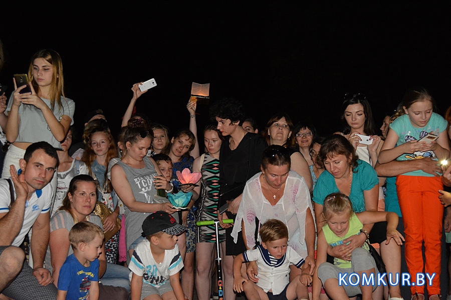 Фестиваль водных фонариков в Бобруйске