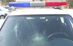 Женщина ногой разбила лобовое стекло автомобиля ГАИ
