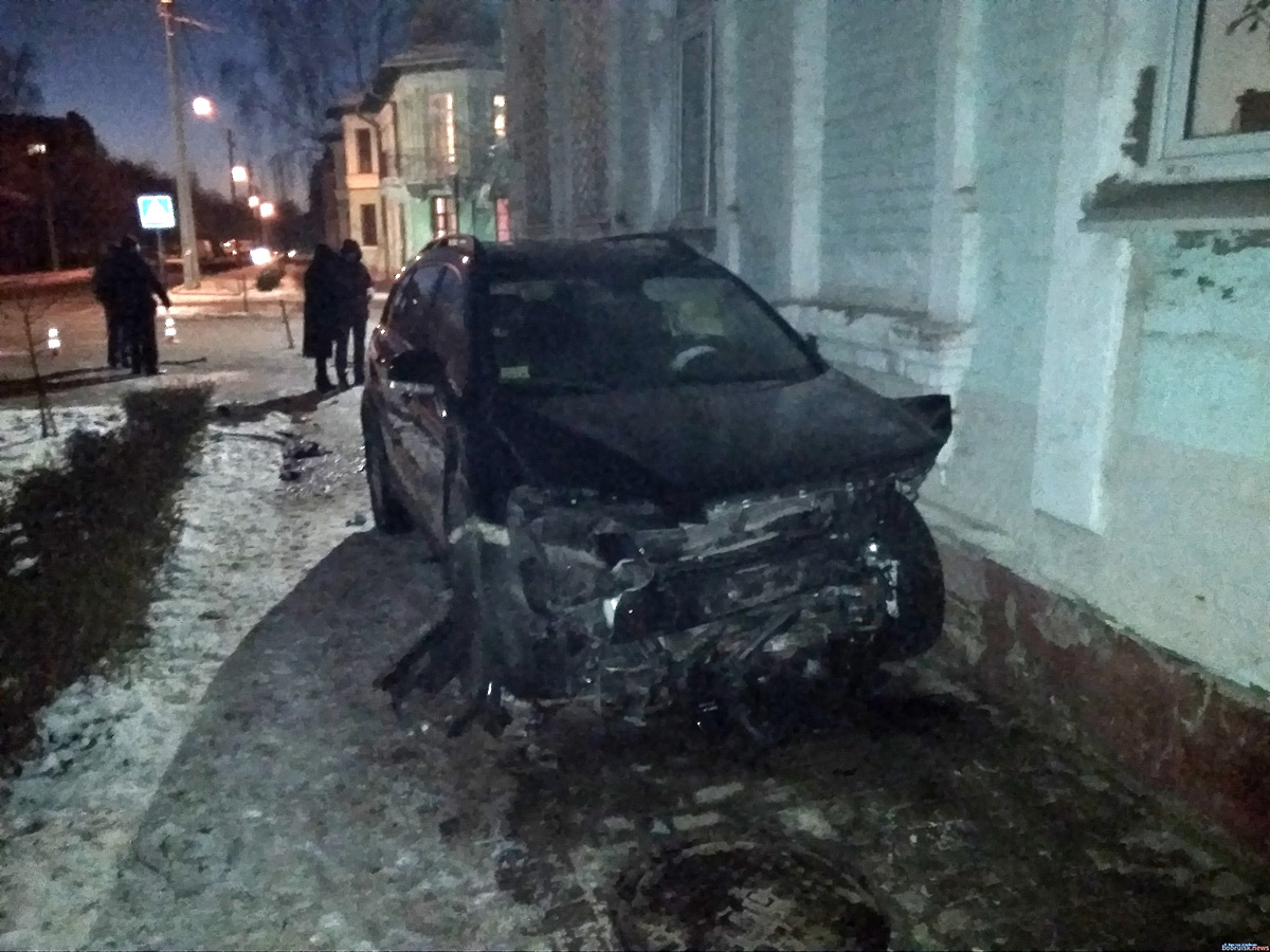 Из-за тройной аварии на перекрестке в центре Бобруйска пришлось перекрывать целый квартал