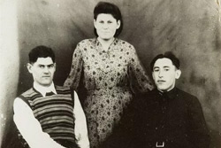 Почему на старых фотографиях руку клали на плечо?