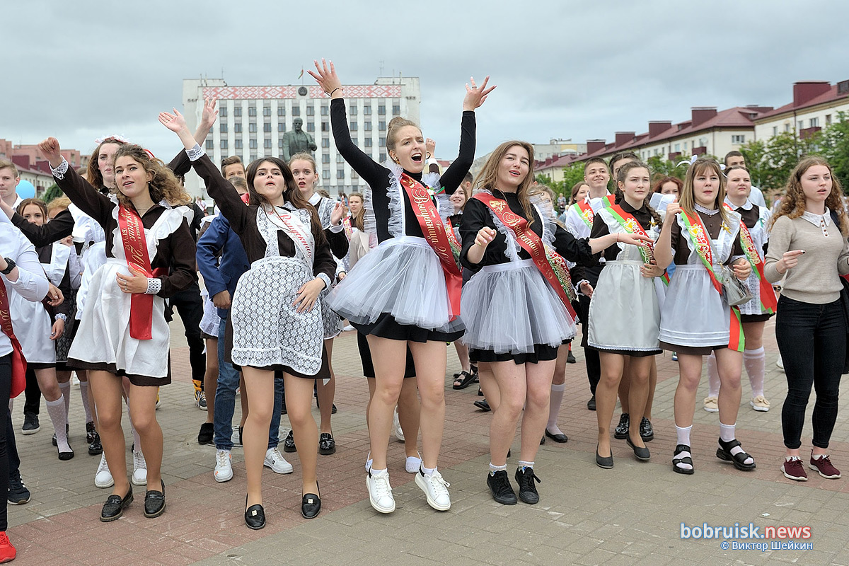 Фоторепортаж с шествия выпускников в Бобруйске - 2019. Часть 2. Площадь Ленина. (182 фото)