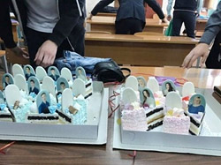 Родители заказали выпускникам торт в виде кладбища