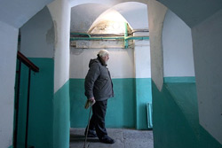 Почему в подъездах советских домов стены красили до половины?
