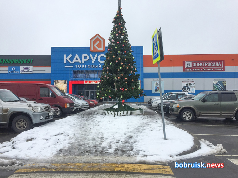 Украшенная елка возле «Карусели» в Бобруйске дождалась снега!