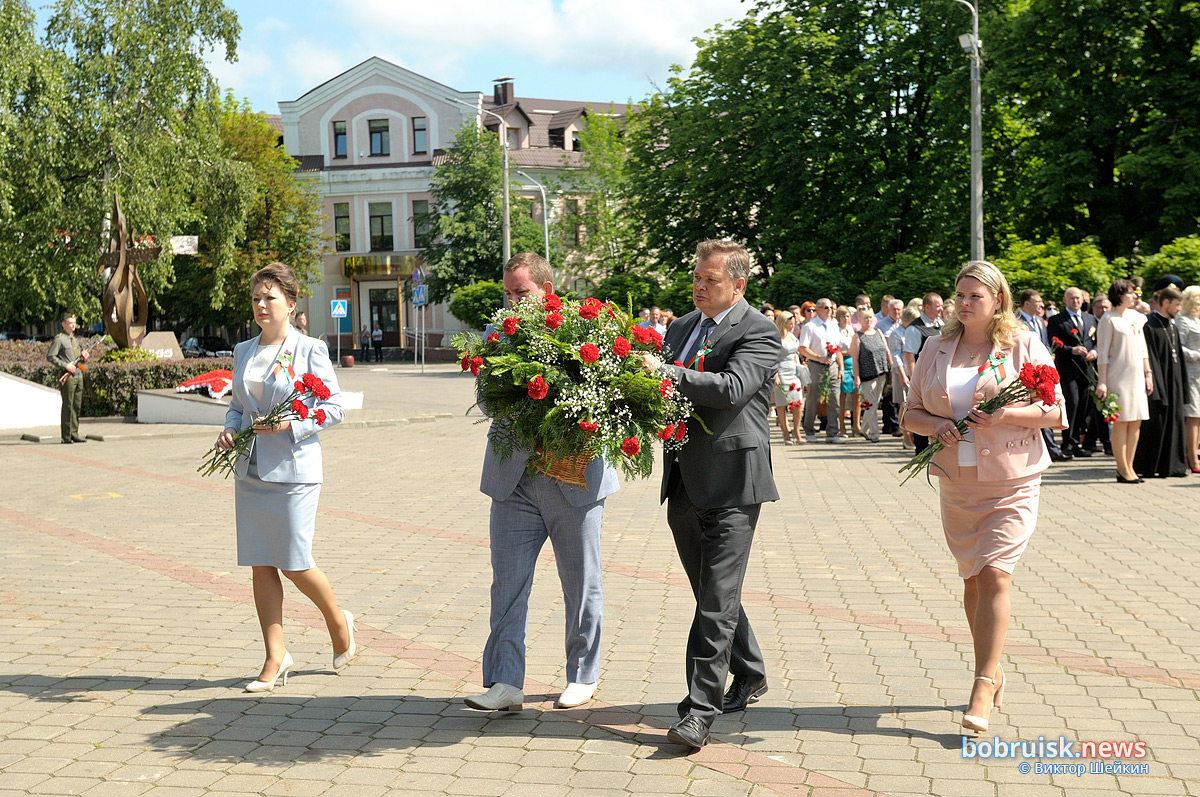 Возложение венков и цветов в день города в Бобруйске на площади Победы