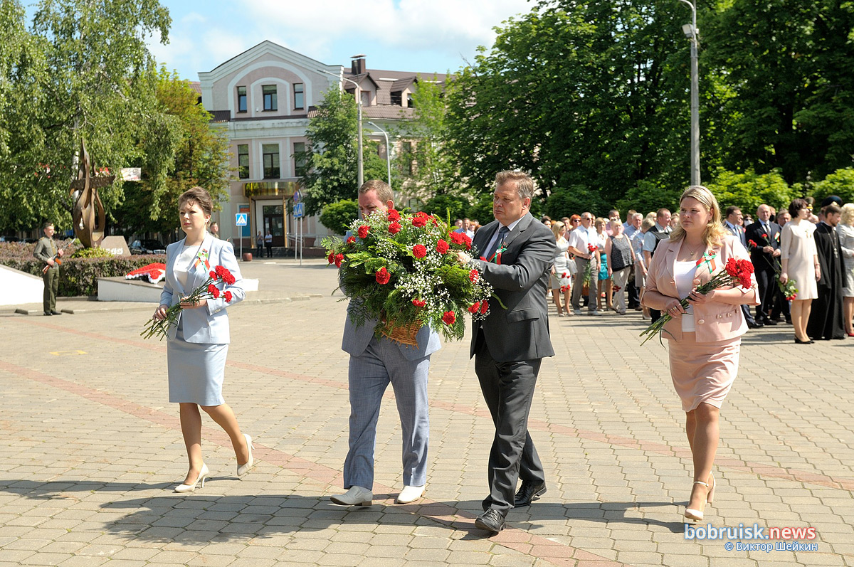 Возложение венков и цветов в день города в Бобруйске на пощади Победы