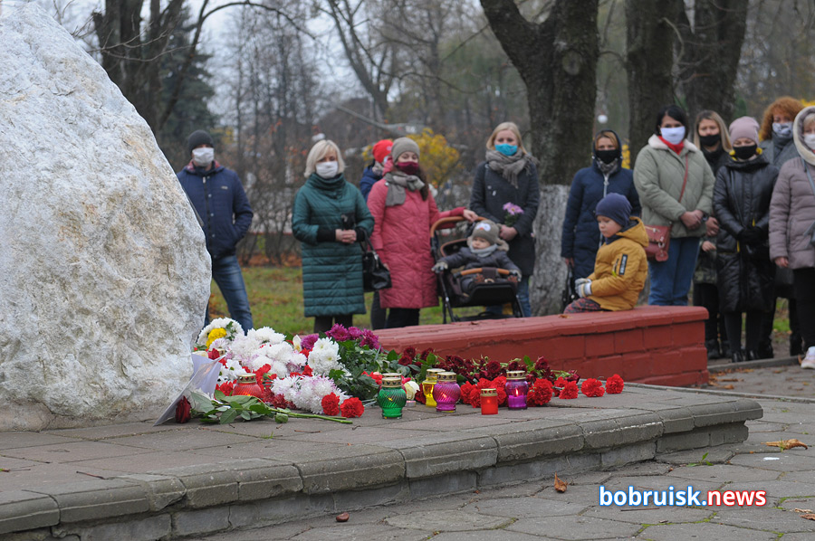 «Вместо обеда приехала сюда». Жители Бобруйска несут цветы в память о погибшем минчанине