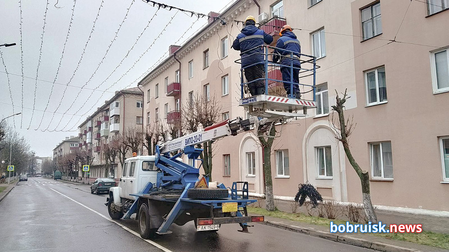 Как звездное небо из коробки доставали. Бобруйск наряжается к Новому году