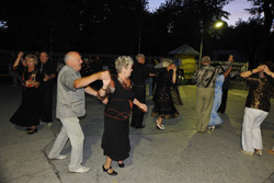 Танцы бобруйских пенсионеров на карантине