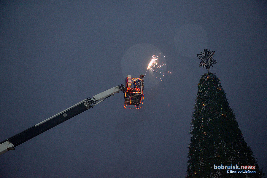 В Бобруйске Дед Мороз лично зажег елку с автовышки (большой фоторепортаж)