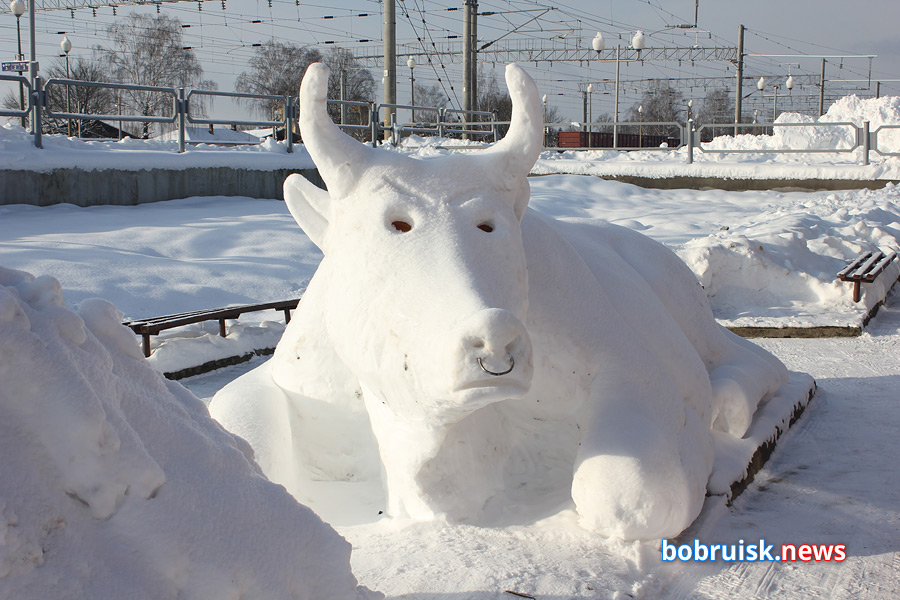 Рогатый символ года из снега и льда появился в Бобруйске