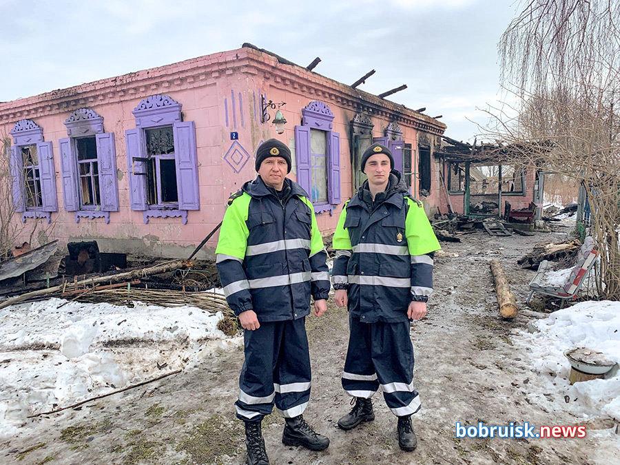 «Из дома вынесли только с четвертой попытки». Сотрудники ГАИ Бобруйского района спасли на пожаре человека