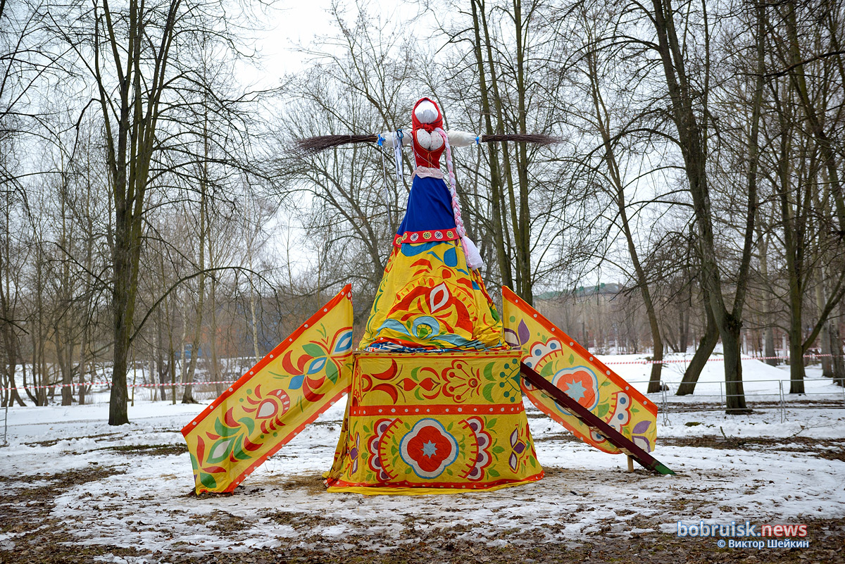 Кто на столб, кто по блины. В Бобруйске круто отметили Масленицу!