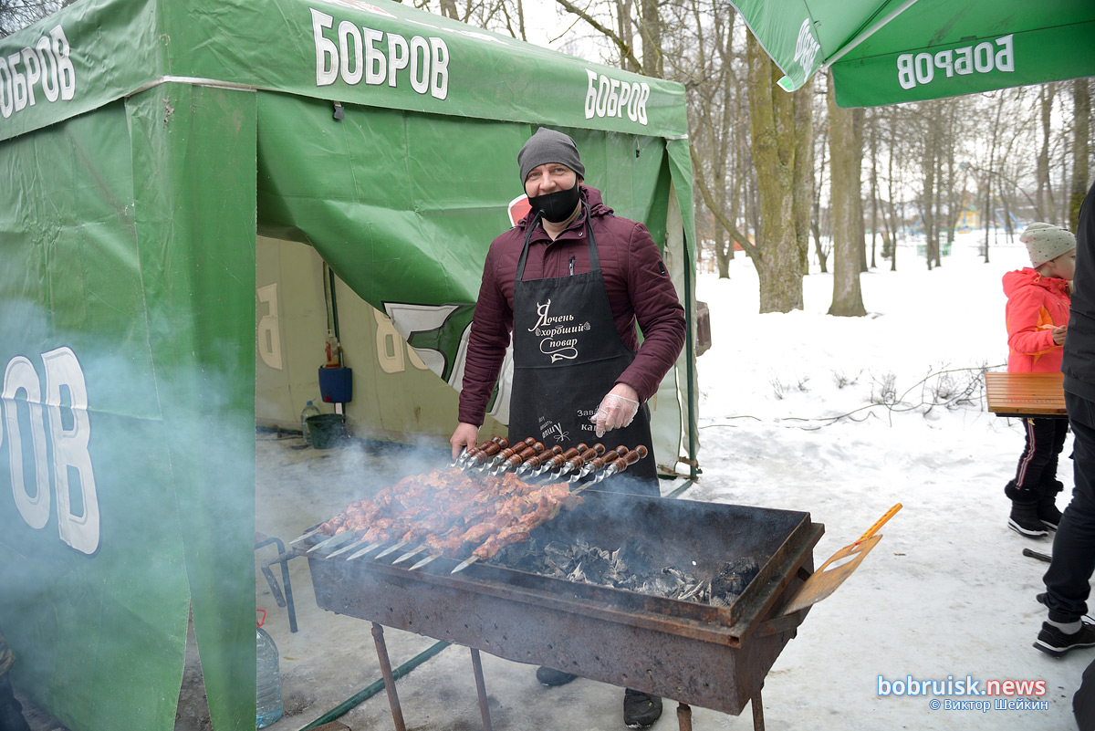 Кто на столб, кто по блины. В Бобруйске круто отметили Масленицу!