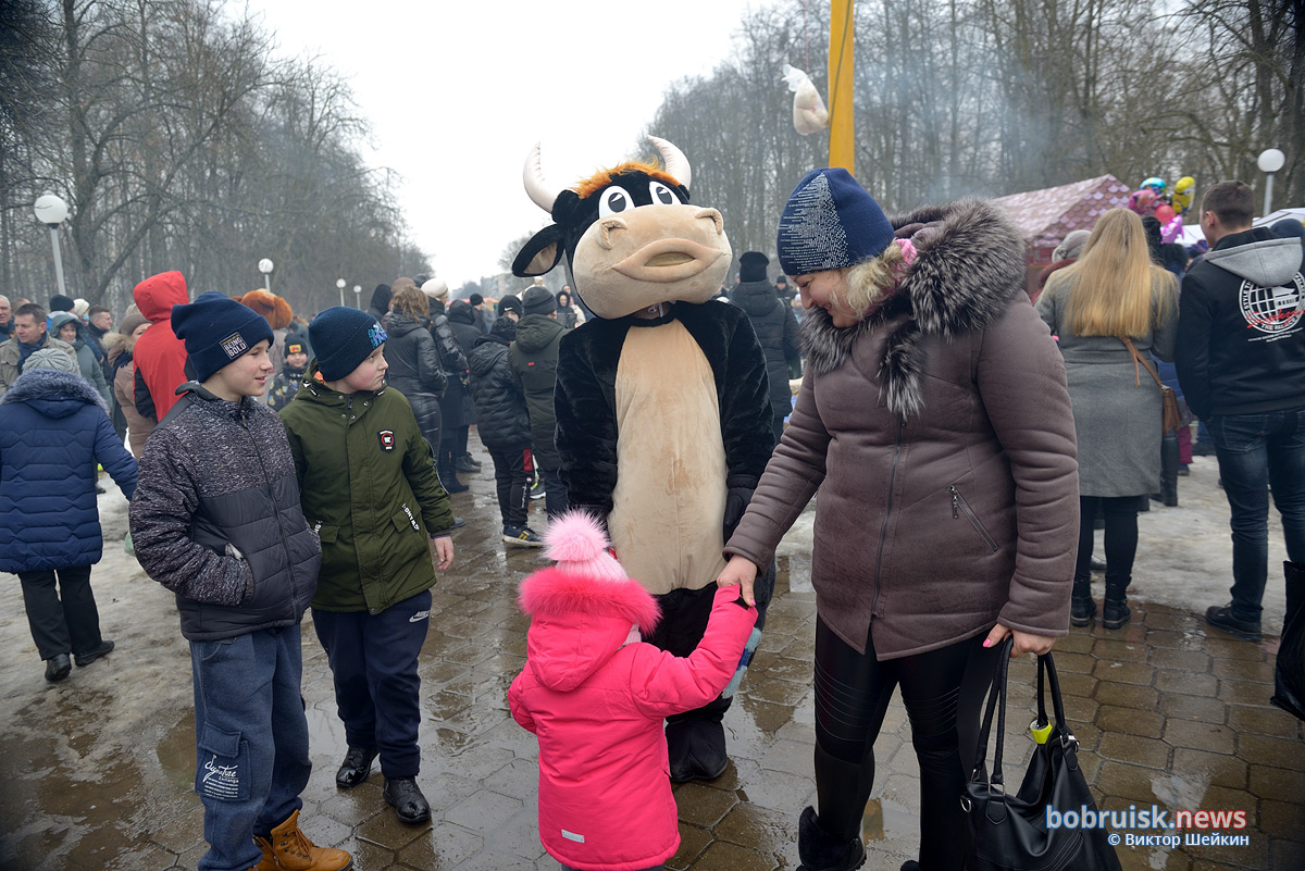 Кто на столб, кто по блины. В Бобруйске круто отметили Масленицу!