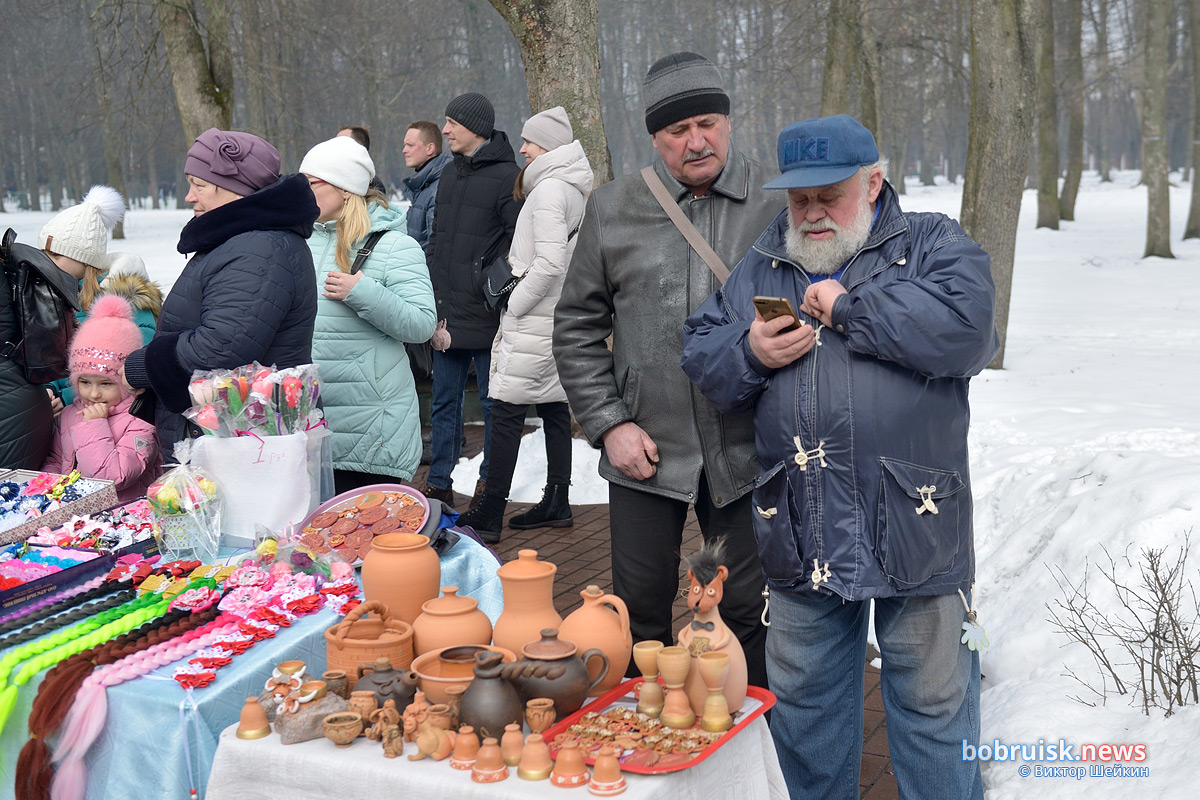 Кто на столб, кто по блины. В Бобруйске круто отметили Масленицу!