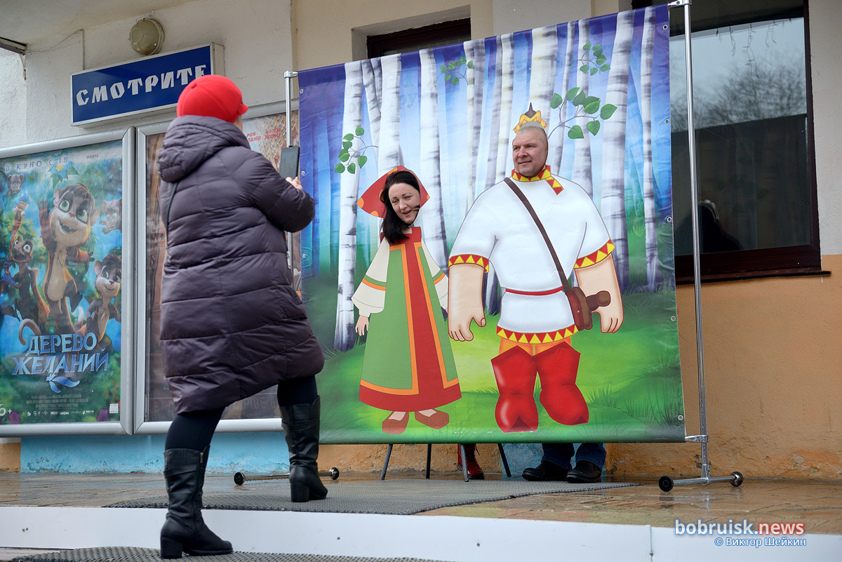 Кто на столб, кто по блины. В Бобруйске круто отметили Масленицу!