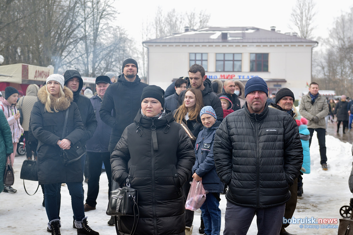 Кто на столб, кто по блины. В Бобруйске круто отметили Масленицу!