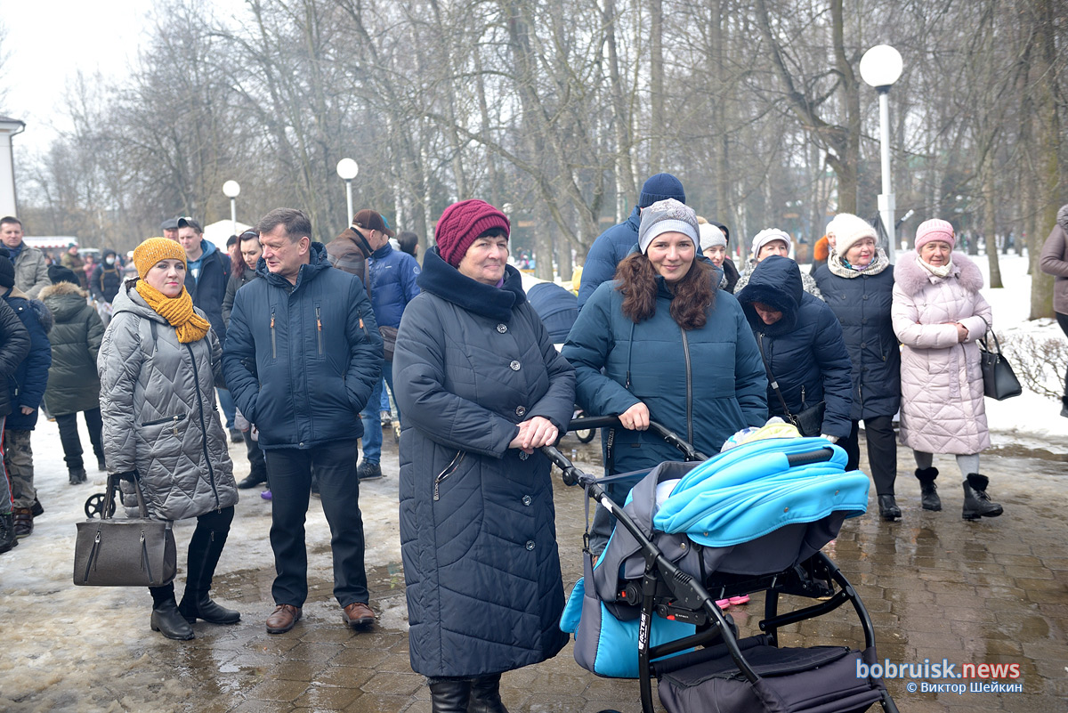 Кто на столб, кто по блины. В Бобруйске круто отметили Масленицу!