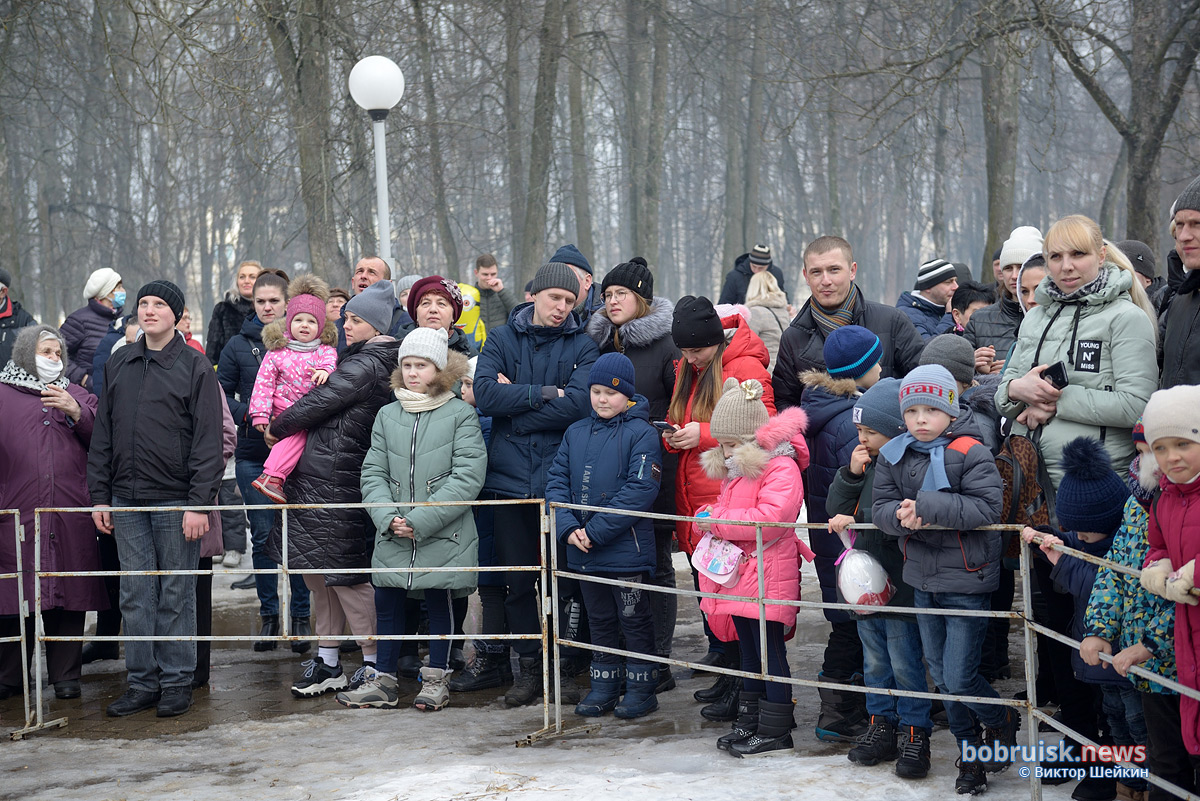 Кто на столб, кто по блины. В Бобруйске круто отметили Масленицу!