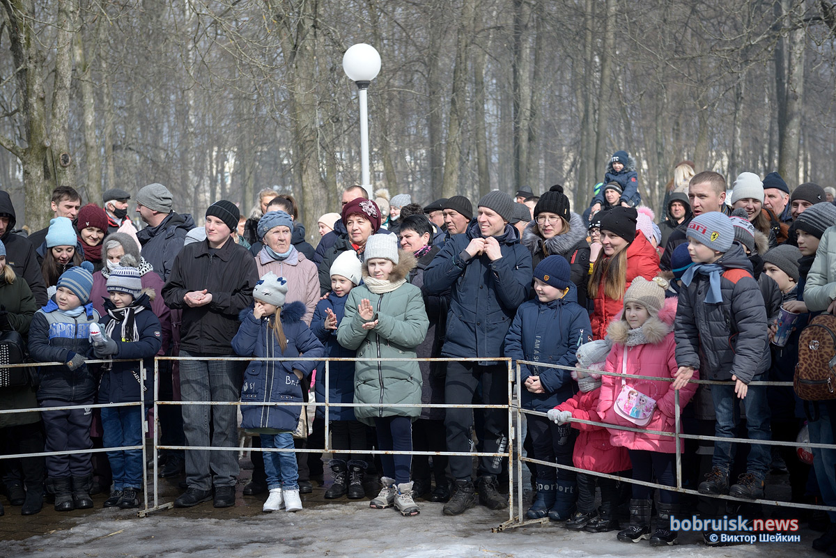 Кто на столб, кто по блины. В Бобруйске круто отметили Масленицу!