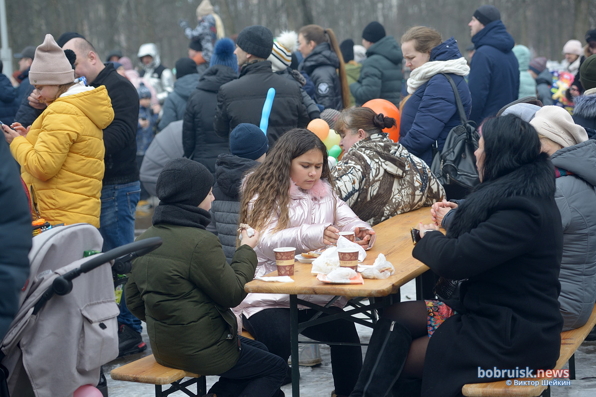 Кто на столб, кто по блины. В Бобруйске круто отметили Масленицу!