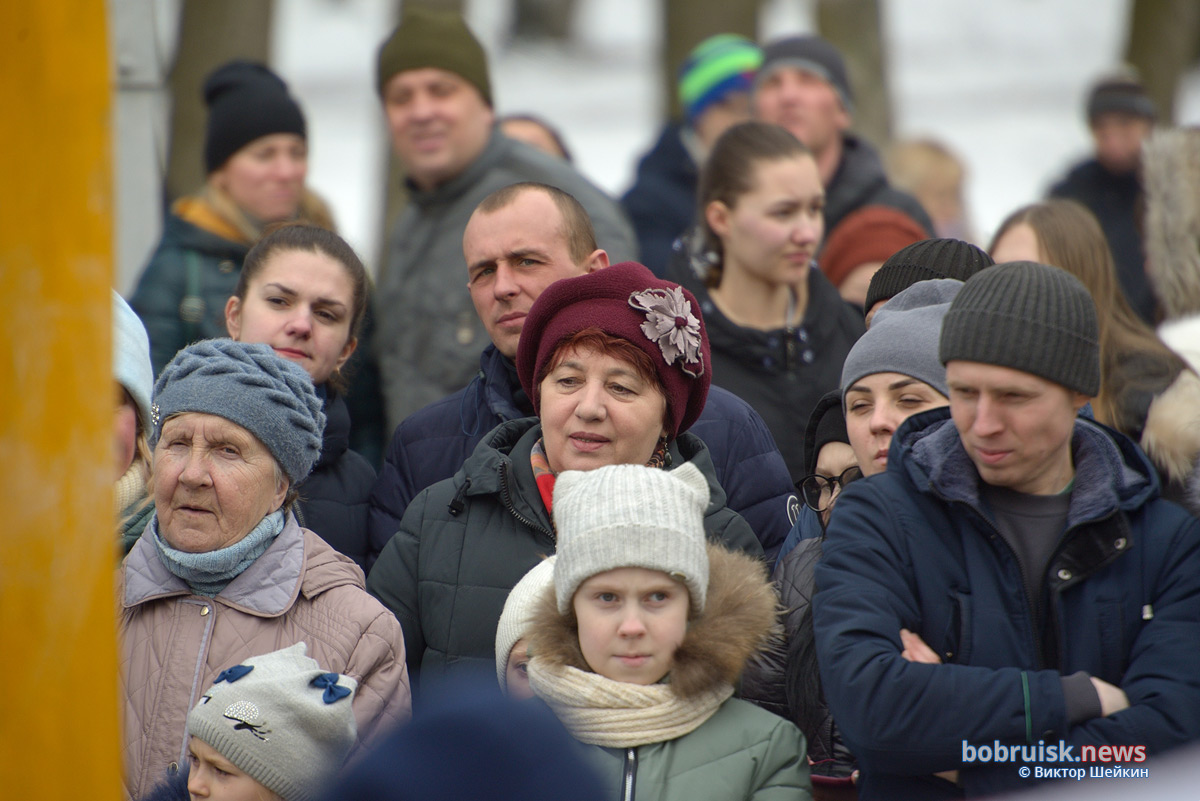 Кто на столб, кто по блины. В Бобруйске круто отметили Масленицу!