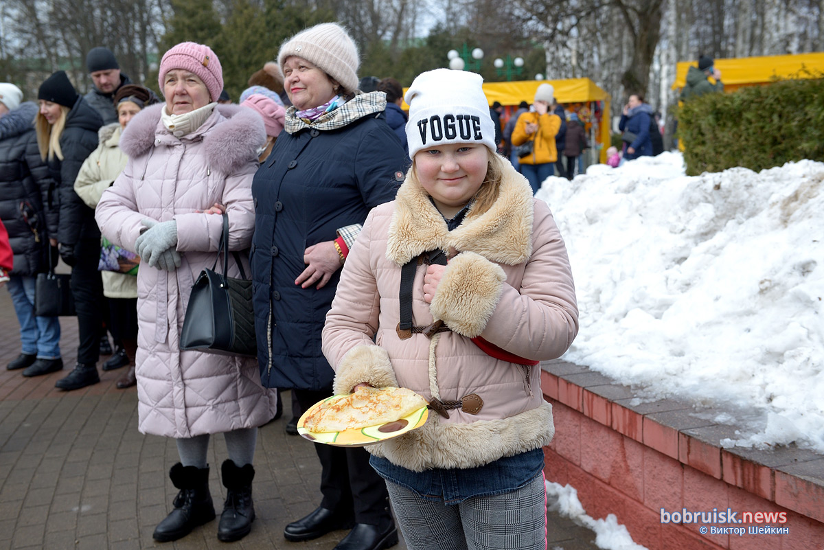 Кто на столб, кто по блины. В Бобруйске круто отметили Масленицу!