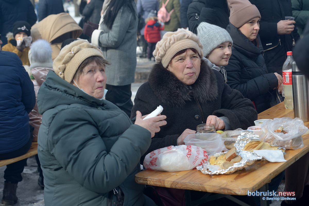 Кто на столб, кто по блины. В Бобруйске круто отметили Масленицу!
