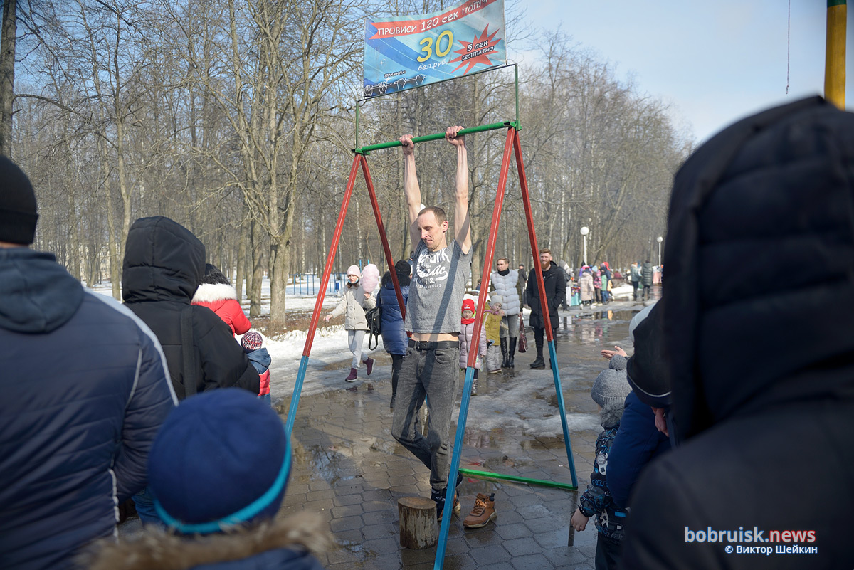 Кто на столб, кто по блины. В Бобруйске круто отметили Масленицу!