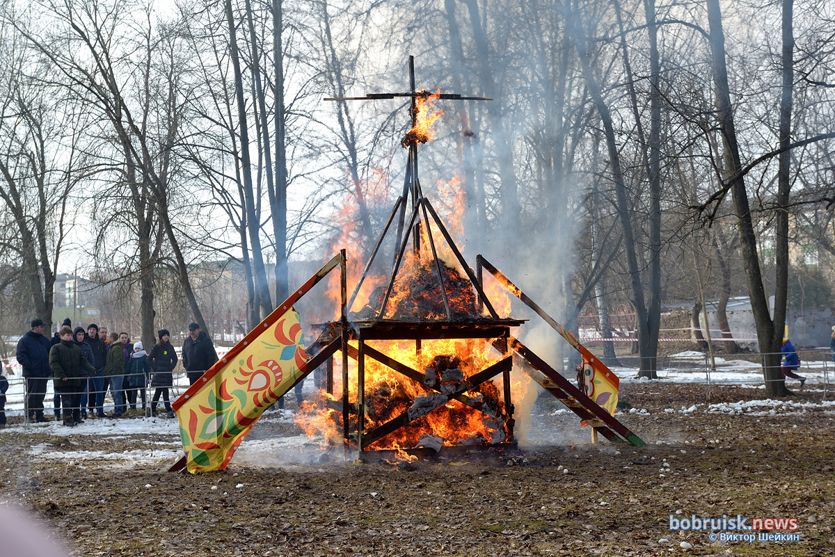 Кто на столб, кто по блины. В Бобруйске круто отметили Масленицу!
