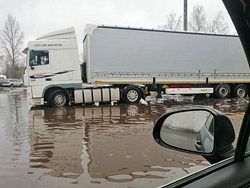 Из машины – прямо в воду. Почему заливает стоянку у Бобруйского МРЭО?