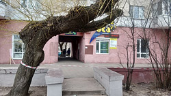 «Камнепад» у входа в арку в Бобруйске