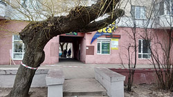 «Камнепад» у входа в арку в Бобруйске
