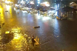 Одессу накрыл мощный ливень: затопило Дерибасовскую, людей сносило потоком воды