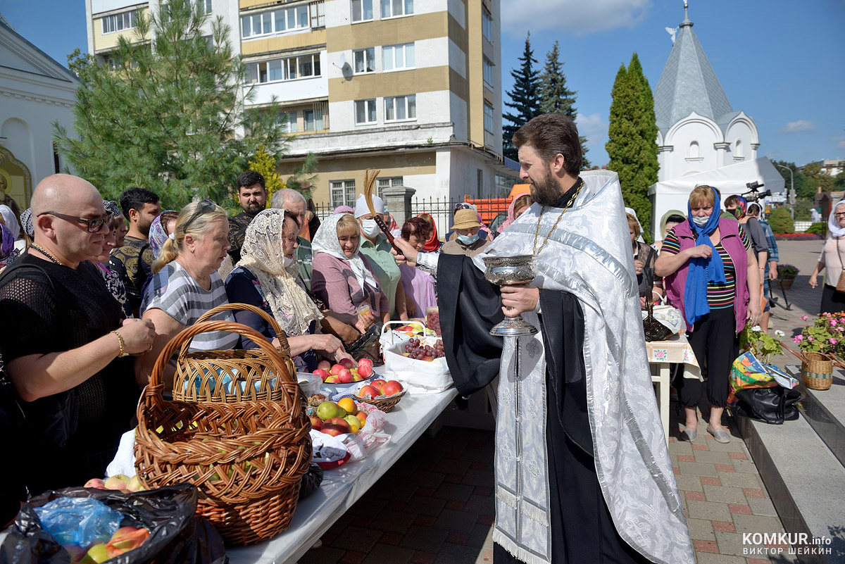 Православные Бобруйска отмечают Преображение Господня и светят яблоки. Фоторепортаж