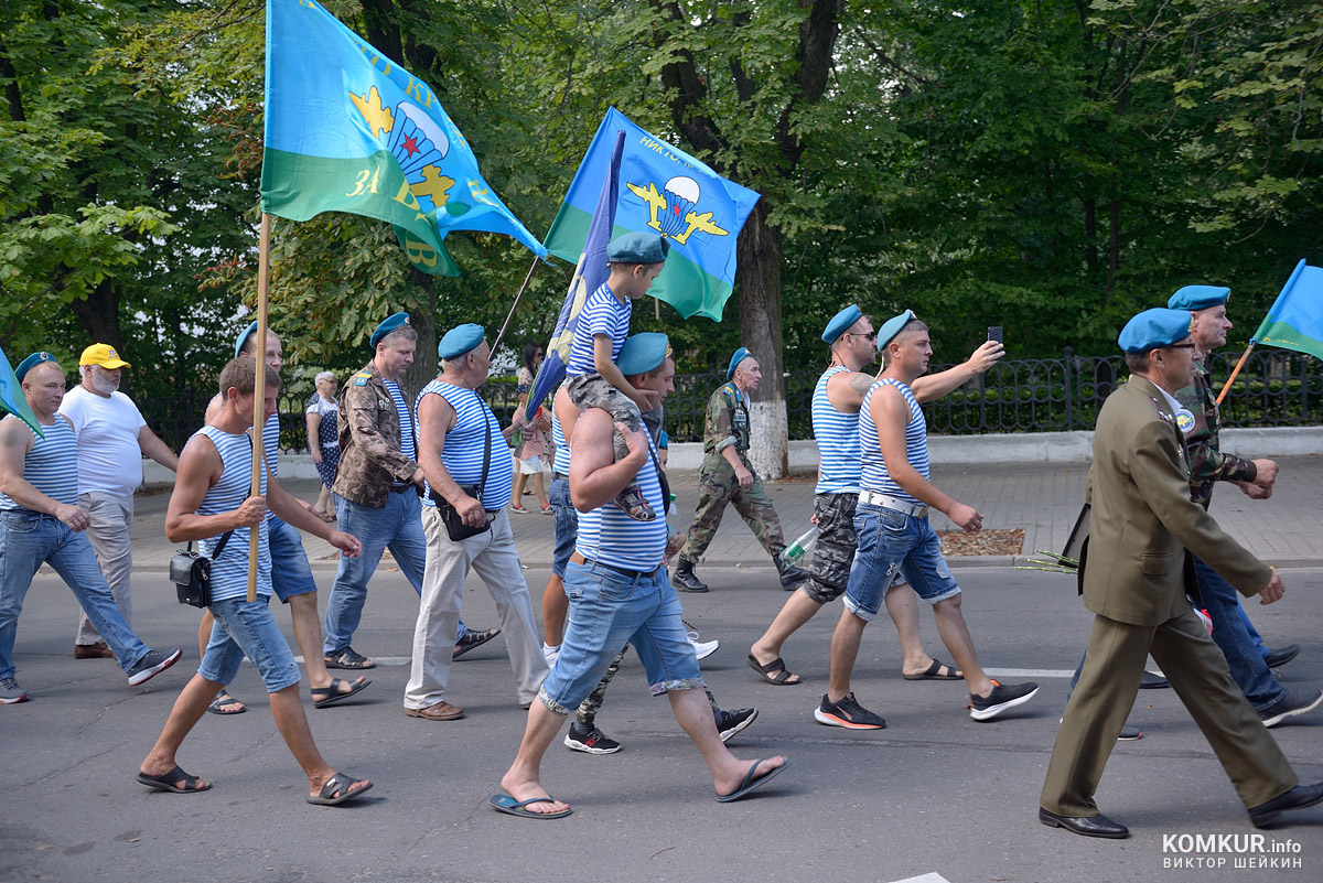 «Расплескалась синева»: как в Бобруйске отмечают День ВДВ