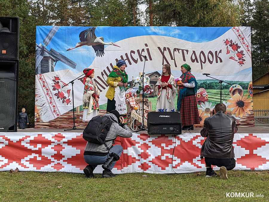 2 октября в поселке Глуша в двенадцатый раз прошел районный фестиваль народного творчества и ремесел «Глушанский хуторок».