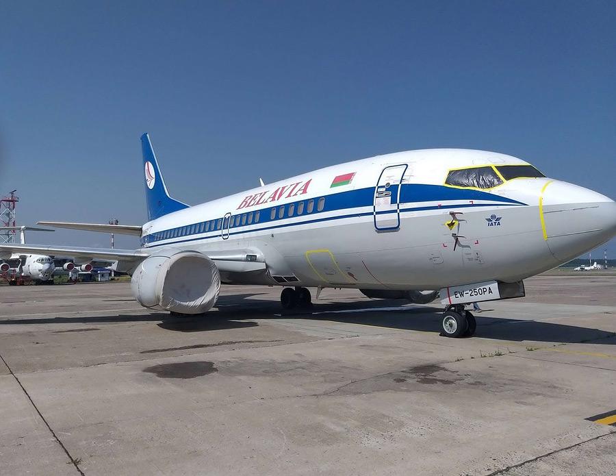 На электронной торговой площадке «ИПМ-Торги» появился лот от «Белавиа» – авиакомпания продает самолетный планер Boeing 737-500 EW-250PA. Начальная цена лота – 2.951.210 рублей 81 копейка. С учетом НДС.