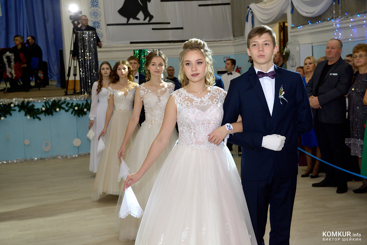 Традиционный городской новогодний бал учащейся молодежи в Бобруйске. Большой фоторепортаж + видео