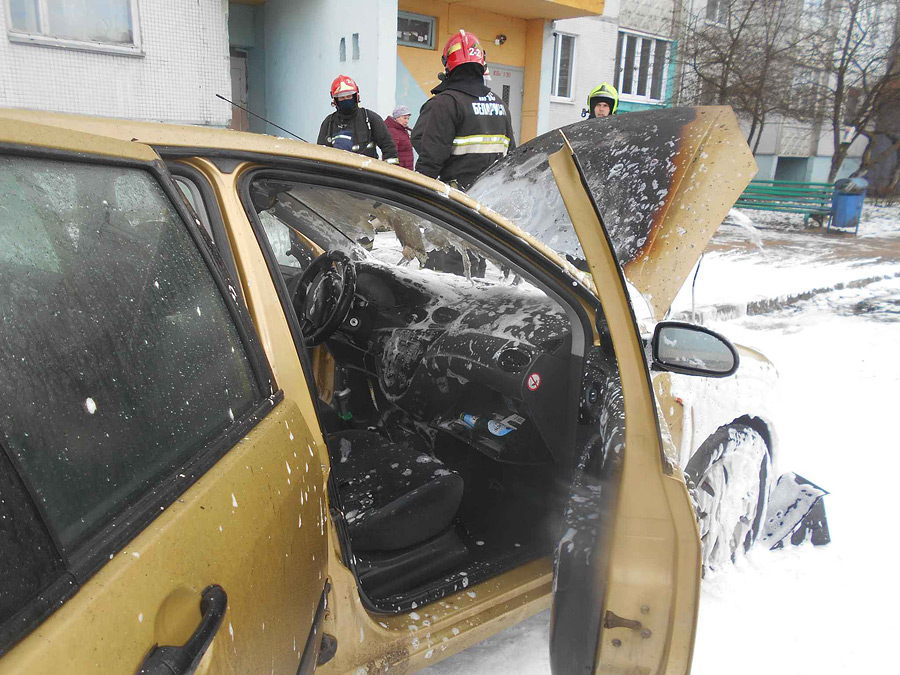 Огонь и дым из-под капота: в Бобруйске загорелся автомобиль