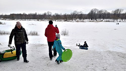 Лыжня на озере и мангал на снегу. Жители Бобруйска наслаждаются настоящей зимой