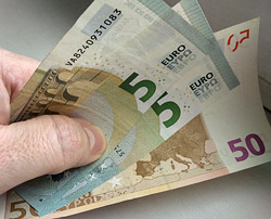 ЕС согласовал запрет на предоставление Беларуси банкнот евро