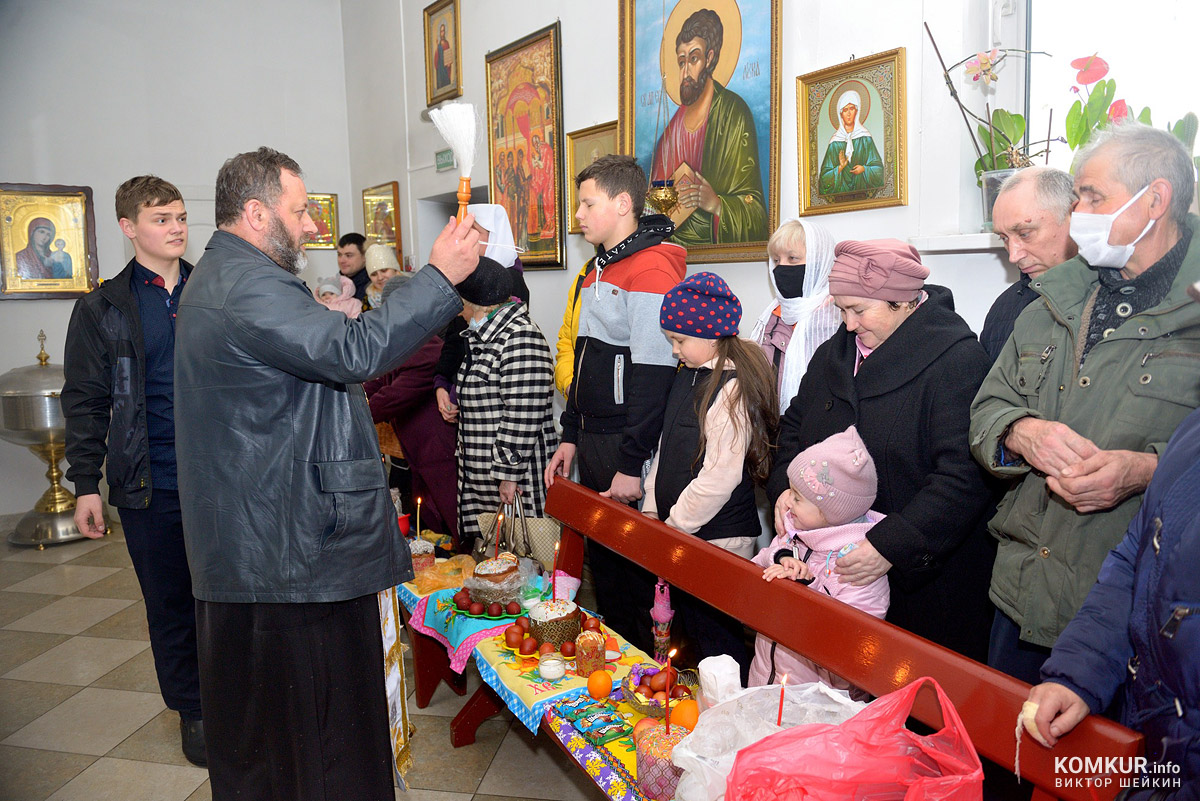 Православные бобруйчане освящают пасхальные угощения. Фоторепортаж из храмов города