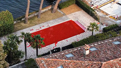 Бассейн виллы Соловьева в Италии окрасили «кровью»