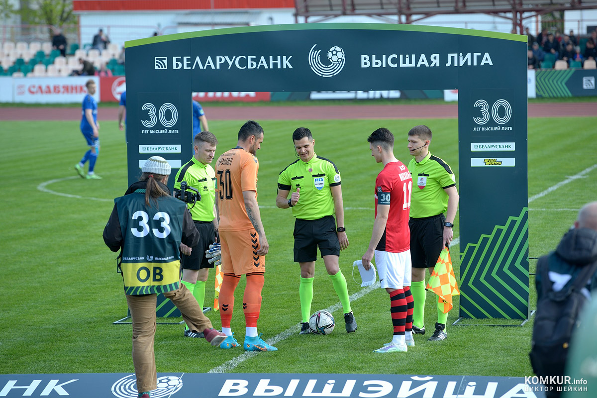 Футбольный матч, посвященный дню Победы, оказался для «Белшины» совсем не победным. Фоторепортаж