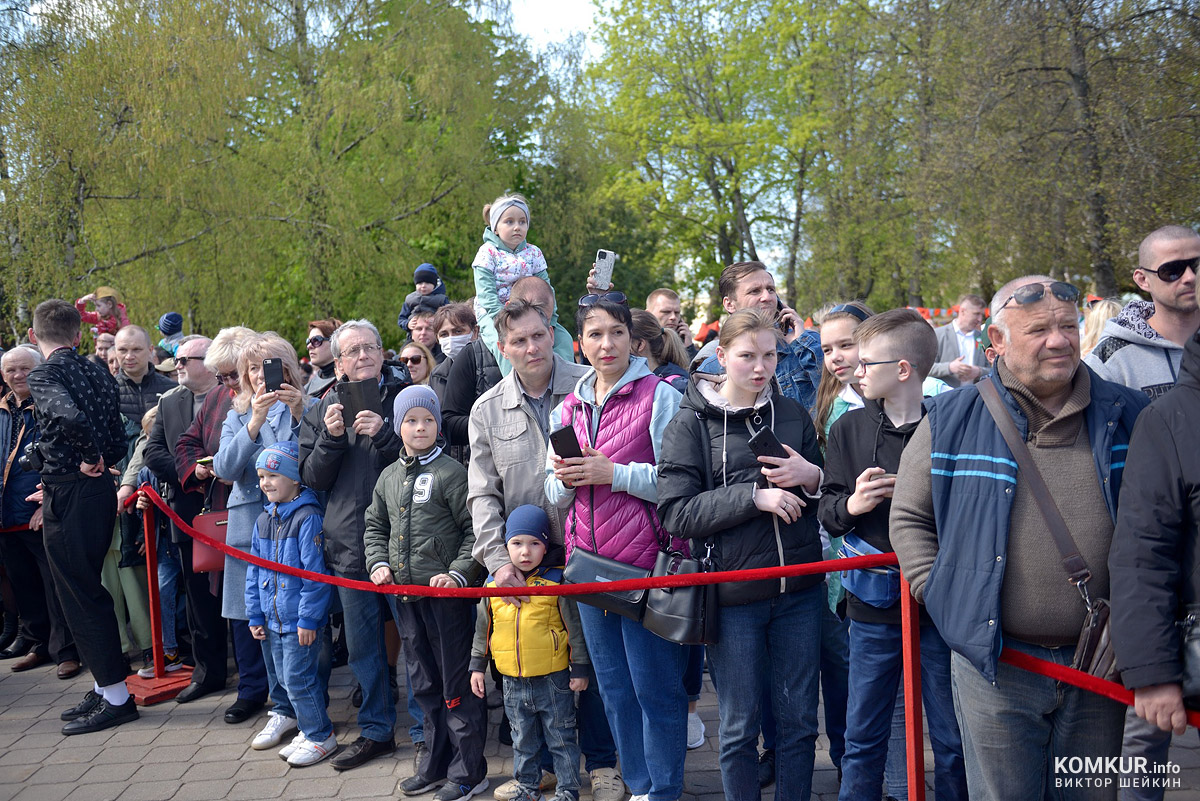 Бобруйск празднует День Победы. Часть 2. Возложение цветов, митинг и парад на площади Победы. Фоторепортаж