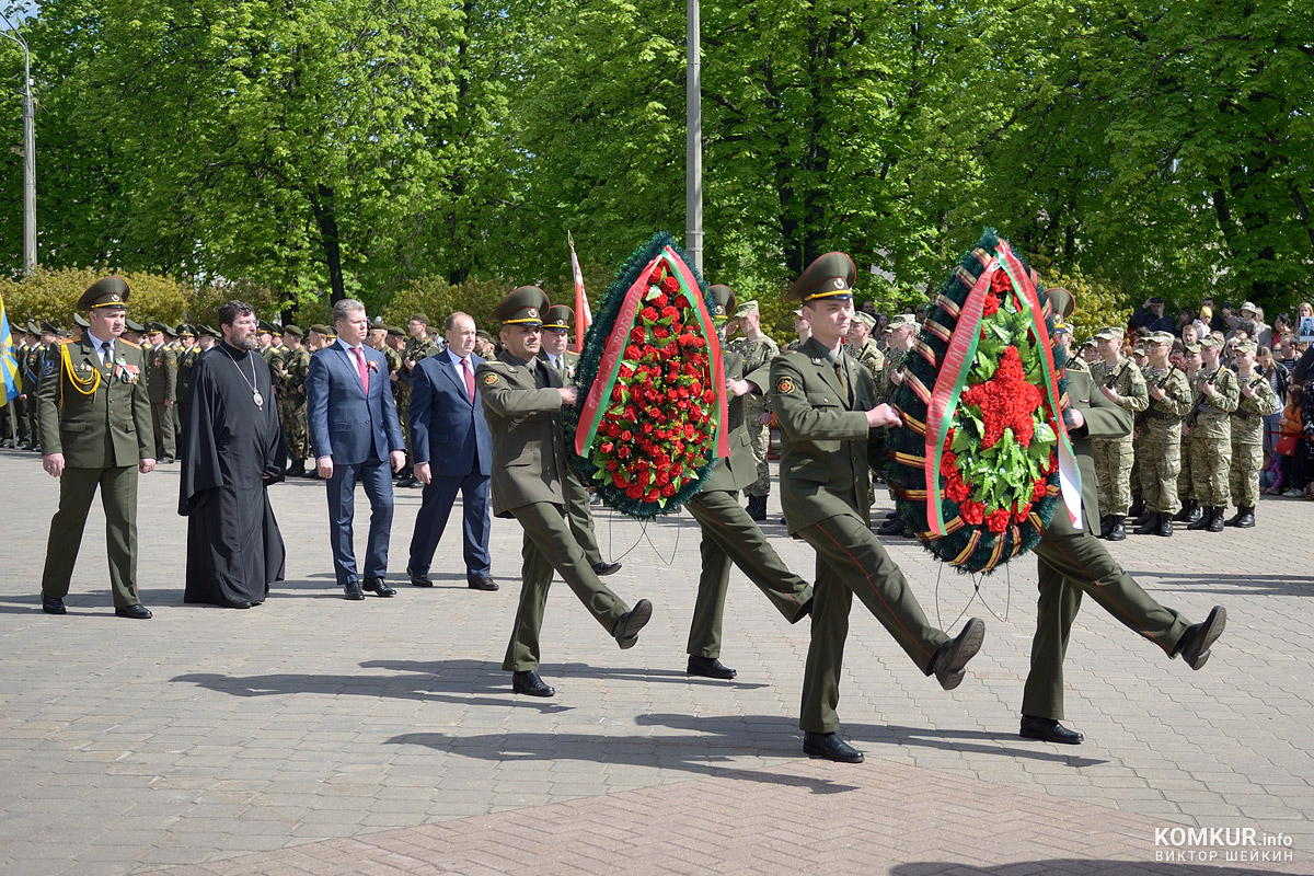 Бобруйск празднует День Победы. Часть 2. Возложение цветов, митинг и парад на площади Победы. Фоторепортаж