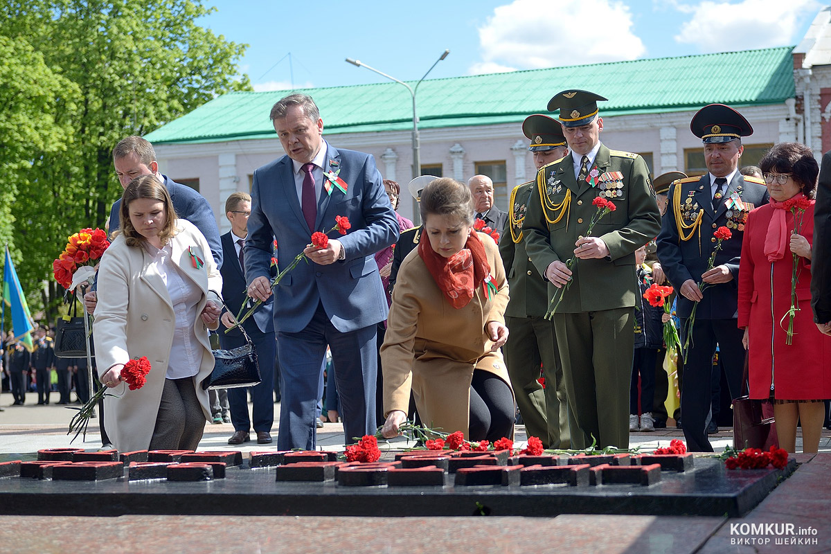 Бобруйск празднует День Победы. Часть 2. Возложение цветов, митинг и парад на площади Победы. Фоторепортаж